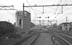 164278 Gezicht op het in aanbouw zijnde seinhuis aan de zuidoostzijde van het N.S.-station Rotterdam D.P. te Rotterdam.